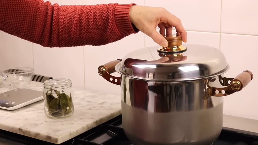 agua y sal para cocer langostinos