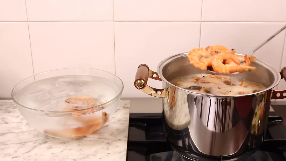 retirar langostinos del agua hirviendo