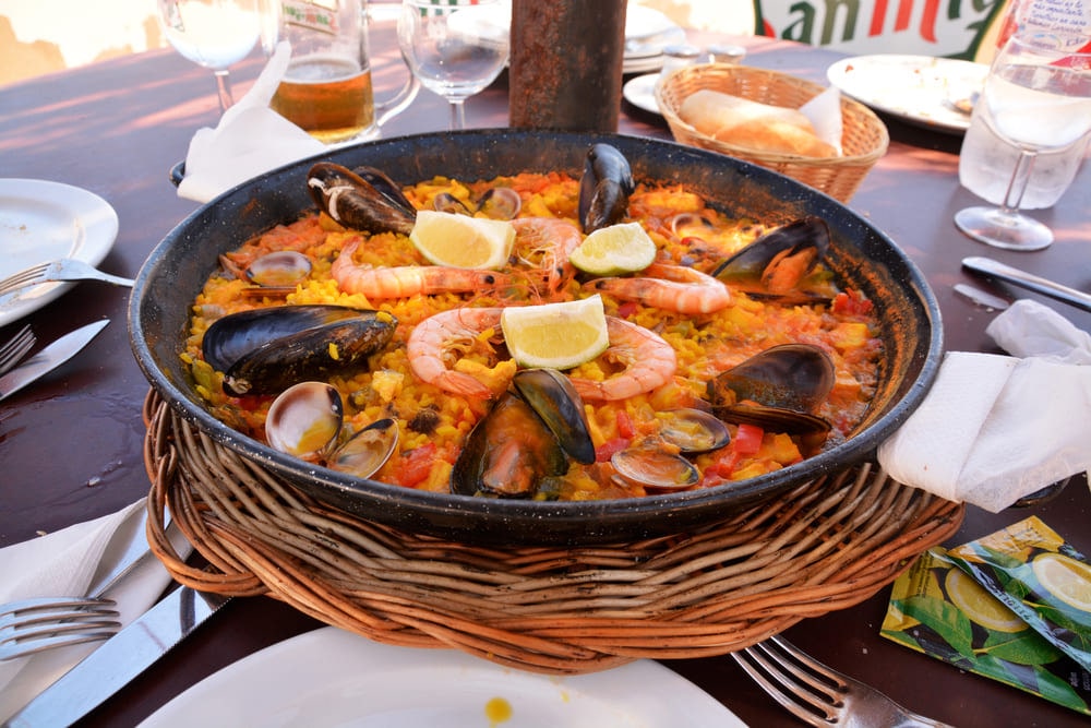 paella con marisco de temporada