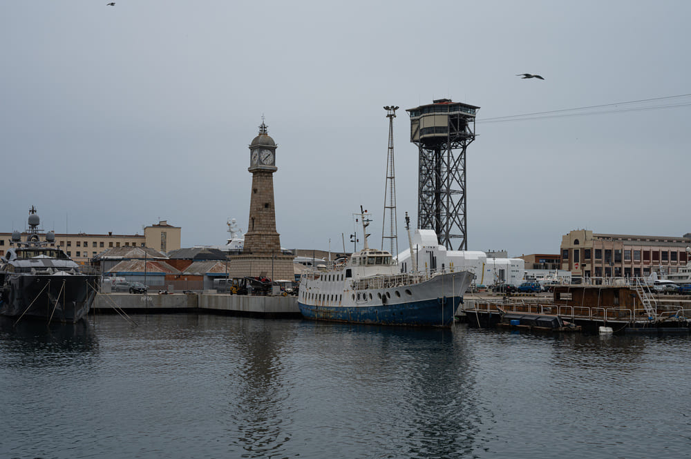 la torre del reloj del puerto de Barcelona